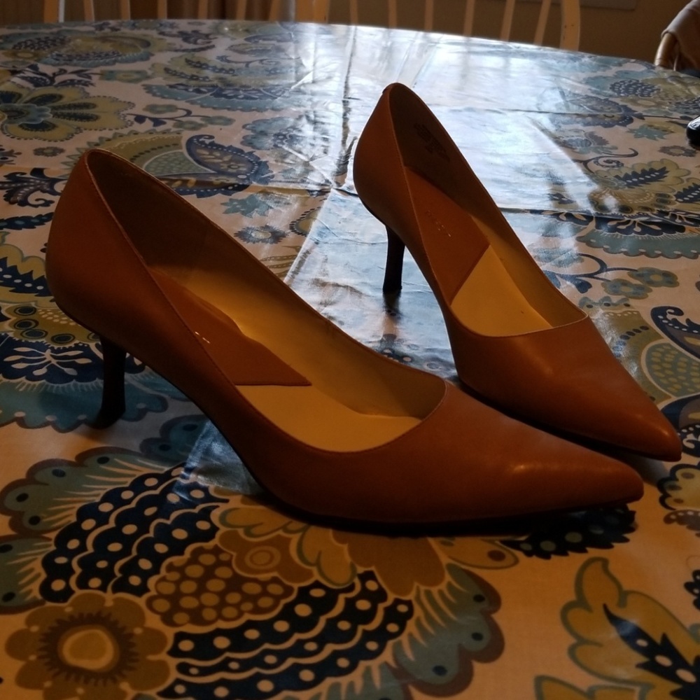 Nine West 9M kitten heel in nude